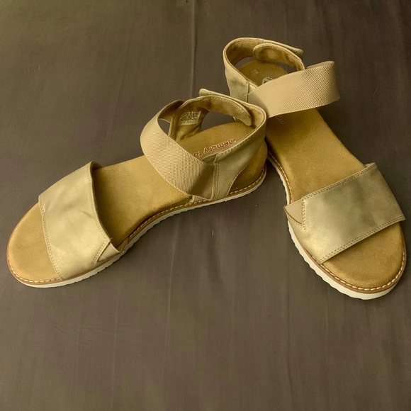 Bobs from Skechers Memory Foam Gold Sandals Size 11 Wide - Picture 4 of 10